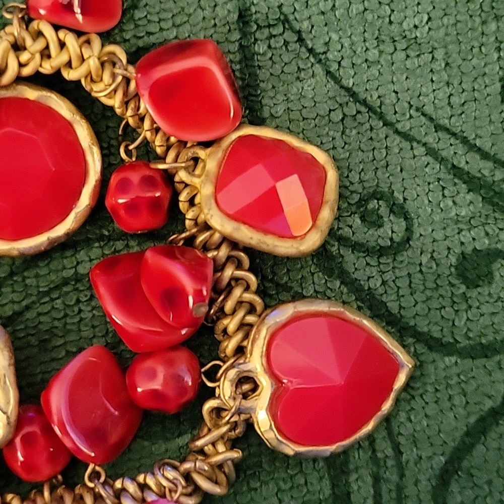 Red orange faceted stones on goldtone stretch bracelet Like New - Picture 4 of 4